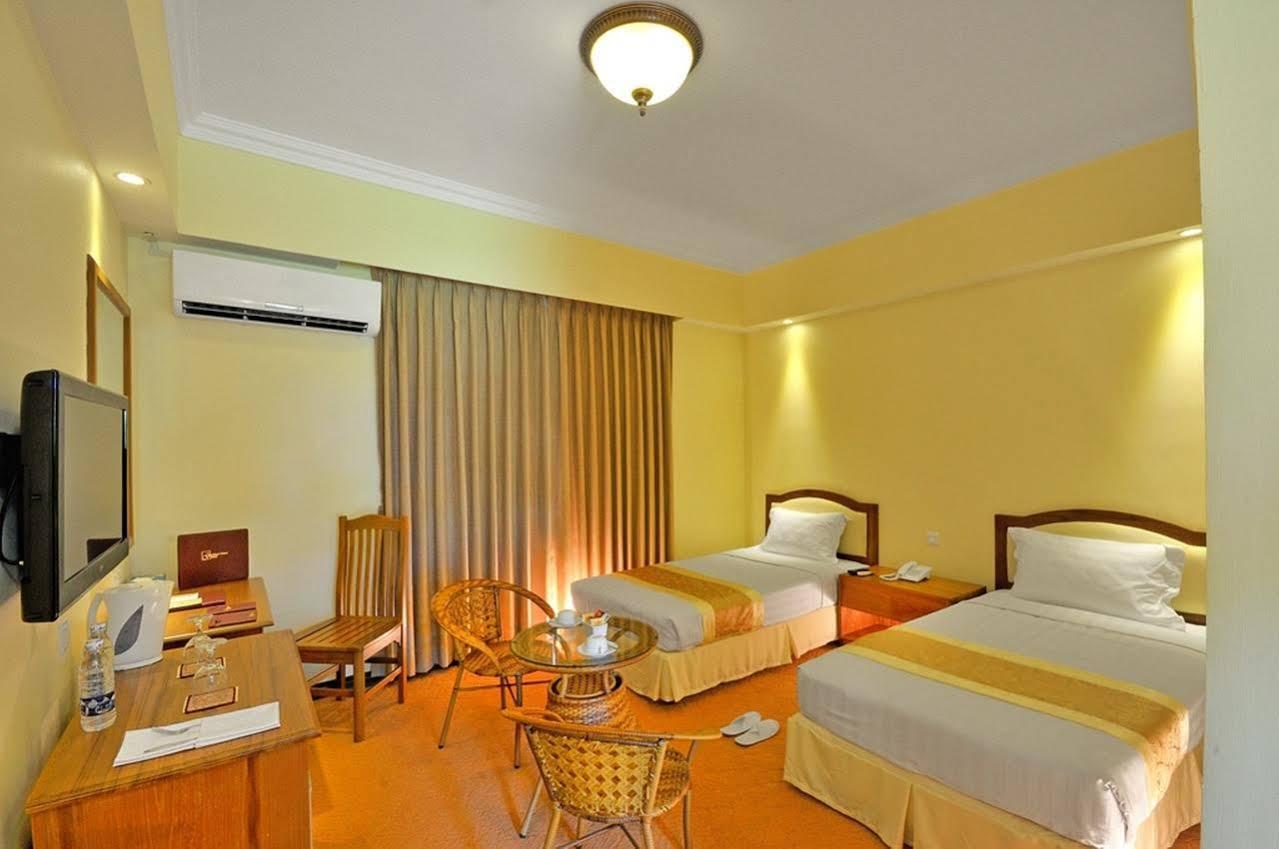 Royal Golden View Hotel Янгон Экстерьер фото